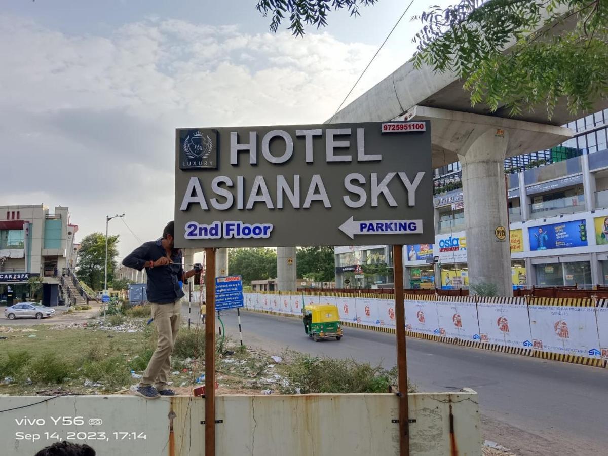 Hotel Asiana Sky Motera Αχμπανταμπάντ Εξωτερικό φωτογραφία